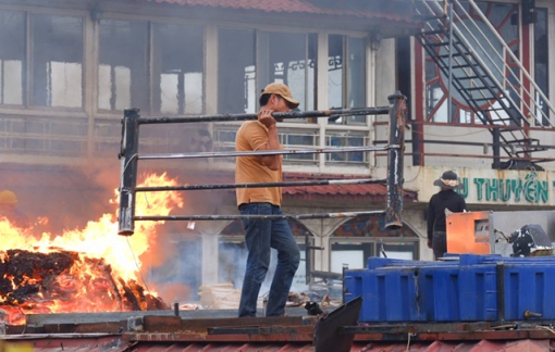 Hà Nội tiêu huỷ loạt du thuyền bỏ hoang hơn 4 năm tại Hồ Tây