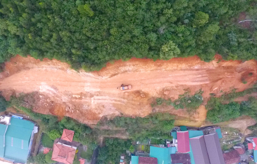 Núi bị “thổ tặc" cạo trọc một góc lớn sau vài ngày nghỉ