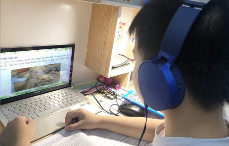 Nhiều trẻ bị bệnh về tai do học online kéo dài