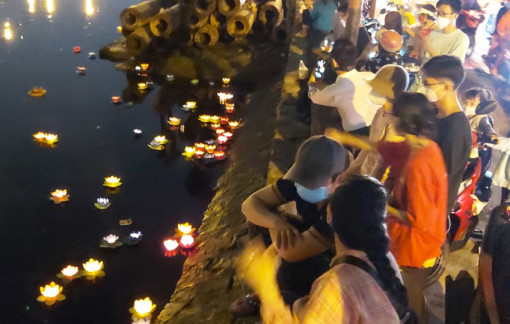 Hàng ngàn hoa đăng tưởng niệm đồng bào, cán bộ, chiến sĩ đã mất trong dịch COVID-19