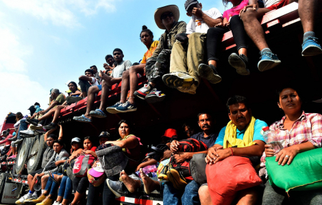 Hàng ngàn người đang đổ bộ về biên giới Mexico và Mỹ
