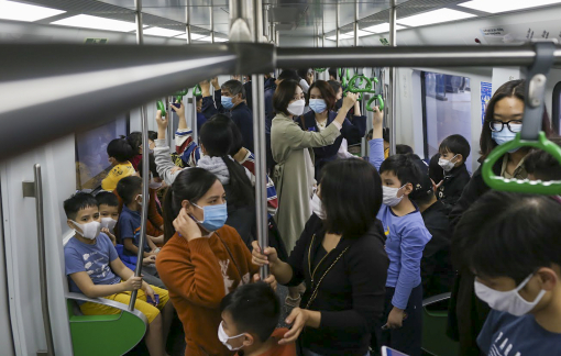 Người dân Hà Nội tấp nập đi tàu điện Cát Linh - Hà Đông trong ngày cuối miễn phí vé