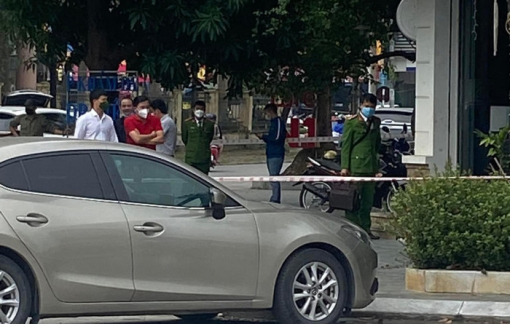 Táo tợn xông vào quán cà phê nổ súng bắn gục một khách hàng