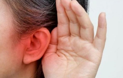 Ho nhiều, ho mạnh gây ù tai sau khi khỏi COVID-19