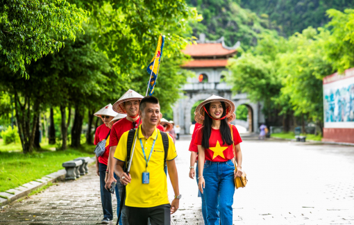 Hàng không, du lịch "rủ nhau" chuyển đổi: Nơi tái cấu trúc, chỗ bán thêm nông sản