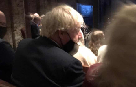 Thủ tướng Anh bị phát hiện "đeo khẩu trang không đúng cách" ở nhà hát