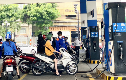 Xăng giảm hơn 1.000 đồng/lít vào chiều 25/11