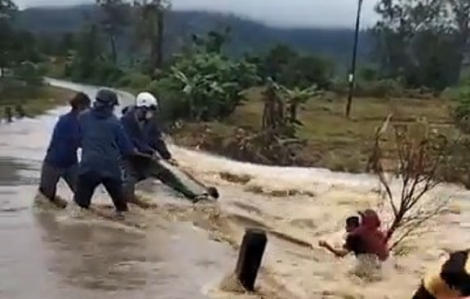 Bị nước lũ cuốn trôi, người phụ nữ may mắn thoát nạn nhờ bấu víu vào gốc cây