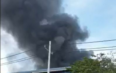 Nhà xưởng tái chế thùng phuy trong KCN Lê Minh Xuân đổ sập sau vụ cháy