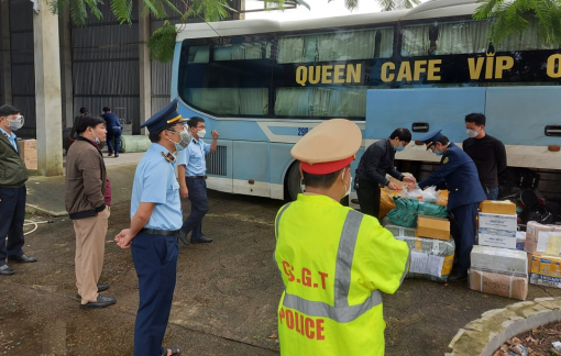 Phát hiện xe giường nằm chở hàng nhập lậu ước tính 1 tỷ đồng