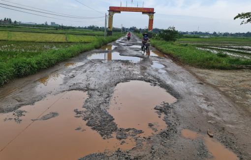 Nhà thầu Trung Quốc mượn đường chở vật liệu, khi rút đi để lại chằng chịt "ổ gà", "ổ voi"