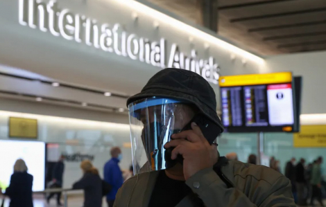Sân bay quốc tế náo loạn, hành khách mắc kẹt vì Omicron