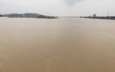 Nước lũ dâng cao ở Quảng Ngãi, Bình Định khiến 2 người chết, 1 người mất tích, hàng ngàn ngôi nhà bị ngập