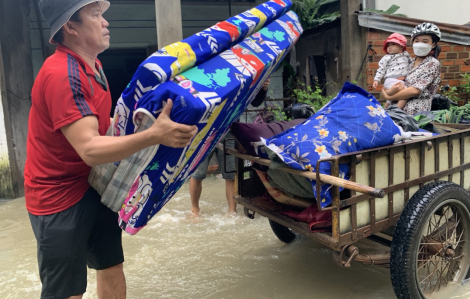 Phú Yên: 3 thủy điện “tăng tốc” xả lũ, người dân đôn đáo dọn nhà chạy lụt