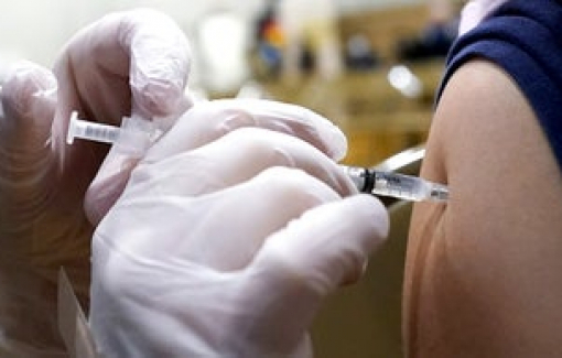 Một bác sĩ ở Đức tự chế vắc xin COVID-19 và tiêm cho 20.000 người