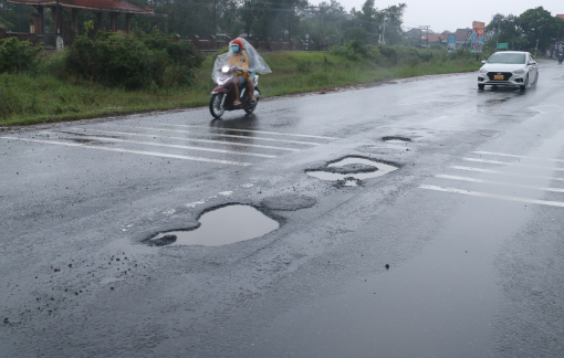 Cận cảnh quốc lộ ngàn tỉ, mưa xuống là phải vá đường