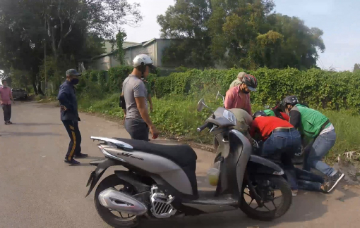 Sau khi cướp điện thoại bị truy đuổi, thanh niên dùng dao cướp xe máy để tẩu thoát