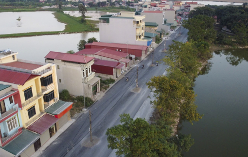 Hàng chục cột điện nằm giữa đường "giăng bẫy" người dân