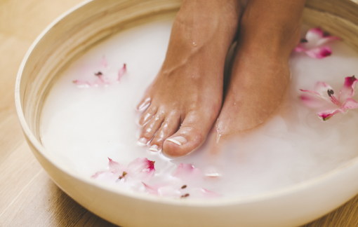 Ngâm chân nước muối, chanh giúp loại bỏ da khô gót chân