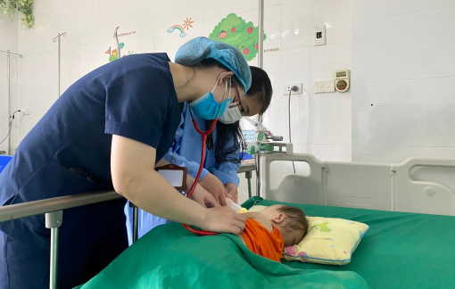 Ngồi trước vô lăng ô tô đi chơi, bé 14 tháng tuổi bị va đập vỡ tim