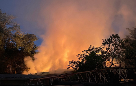 Xưởng gỗ ở TPHCM bốc cháy dữ dội, người dân ôm tài sản tháo chạy