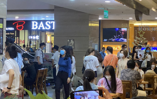 TPHCM sau 2 tháng nới lỏng: Hàng quán, chợ... đông nghẹt ngày cuối tuần