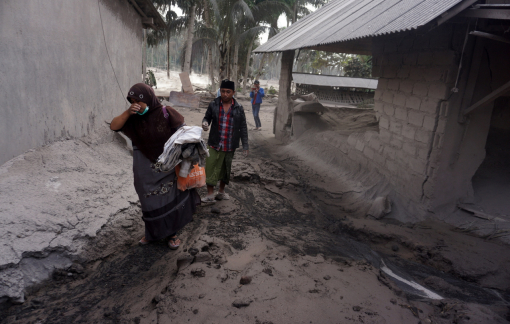 Núi lửa phun trào ở Indonesia làm 13 người chết, gần 100 người bị bỏng