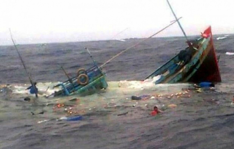 Thừa Thiên - Huế: Va chạm giữa tàu cá với tàu hàng, 12 ngư dân thoát chết trong gang tấc