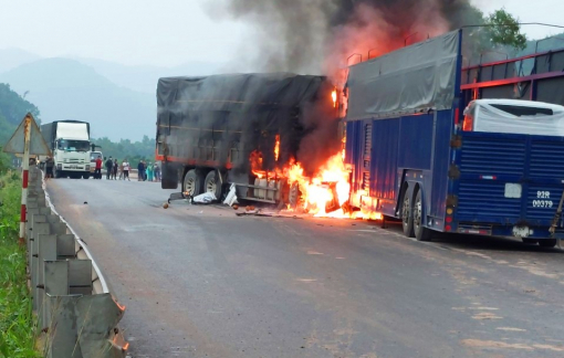 Hai xe tải đối đầu bốc cháy dữ dội, 4 người thương vong