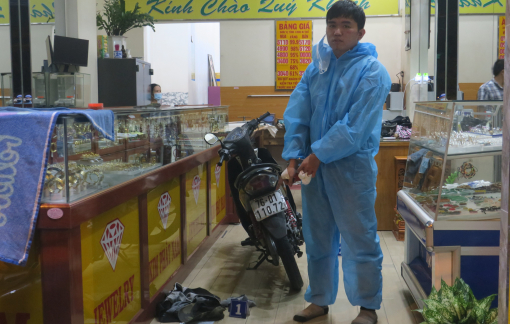 TPHCM: Bắt thanh niên kề dao vào cổ bé 7 tuổi con chủ tiệm vàng để cướp tài sản