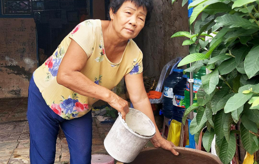 Doi Lầu chờ nước sạch