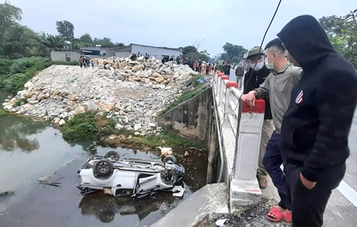 Phá cửa cứu 4 người mắc kẹt trong xe bán tải lật ngửa dưới suối