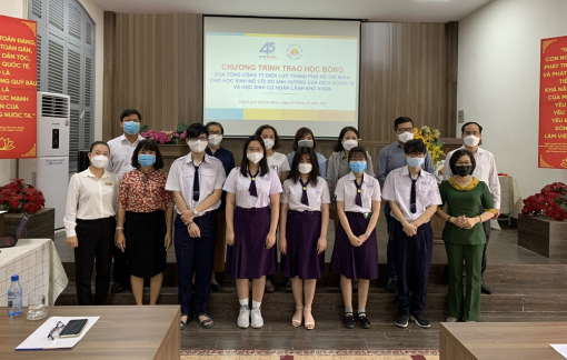 EVNHCMC tiếp tục bảo trợ 6 học sinh có hoàn cảnh đặc biệt vì dịch COVID-19