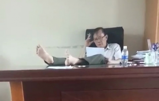 Hạt trưởng kiểm lâm có thói quen “gác hai chân lên bàn làm việc” xin từ chức