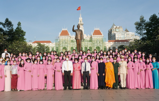 Dâng hoa lên Chủ tịch Hồ Chí Minh và khai mạc triển lãm ảnh “Phụ nữ TPHCM - Khát vọng vươn lên"