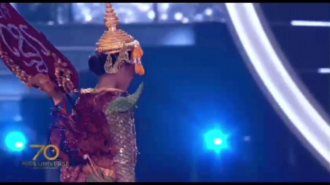 Clip: Kim Duyên không gắn được "đòn bánh tét", Hoa hậu Campuchia rớt phụ kiện trên sân khấu
