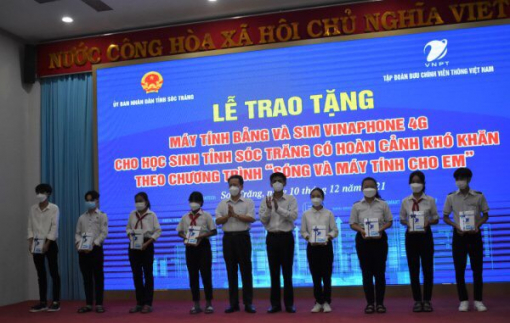 Sóc Trăng trao hỗ trợ đợt 1 Chương trình “Sóng và máy tính cho em”