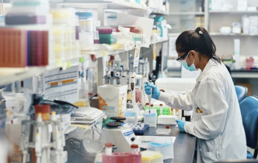 Cuộc đua chống lại các biến thể virus SARS-CoV-2 của những nhà sản xuất vắc xin