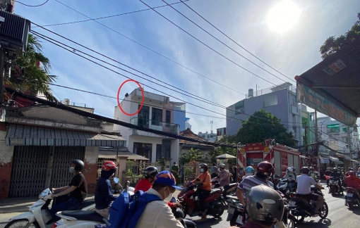 Cảnh sát giải cứu cô gái trẻ nghi ngáo đá leo lên mái nhà nhảy múa