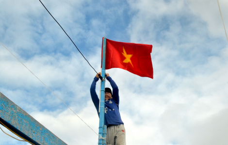 Khánh Hòa tặng cờ Tổ quốc, áo phao, túi y tế… hỗ trợ ngư dân vươn khơi, bám biển