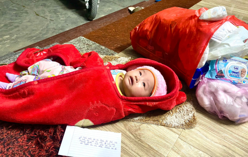 Bé trai nằm khóc trước cổng nhà kèm lời nhắn gửi “vì hoàn cảnh không đủ điều kiện nuôi con”