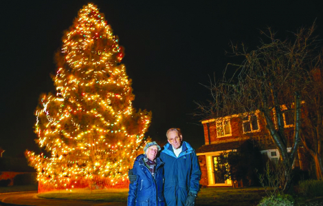 Cây thông Noel của cặp vợ chồng già thắp sáng thị trấn suốt 43 năm