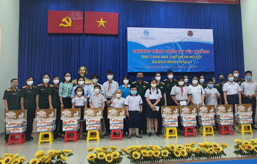 Chương trình "Vòng tay yêu thương" tặng 105 phần quà đến trẻ em mồ côi