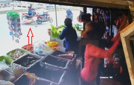 Người phụ nữ bán vé số bị kẻ trộm xe máy kéo lê nhiều mét trên đường