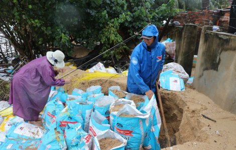 Phú Yên: Bão số 9 chưa vào đất liền, sóng biển đã dâng rất cao