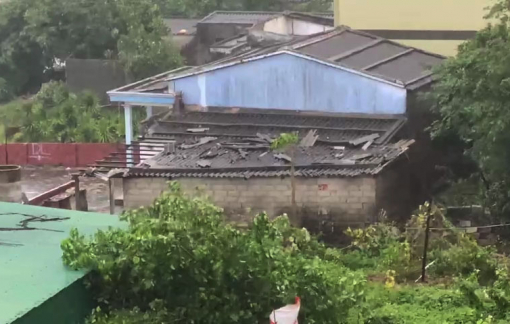 Clip: Mưa rất to, sóng lớn trên đảo Lý Sơn; đã có nhà hư hỏng, tốc mái