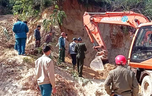 Nghệ An: Sạt lở đất vùi lấp 5 trẻ nhỏ