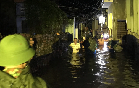 Phú Yên: Triều cường dâng cao vào ban đêm, hàng trăm nhà dân bị ngập