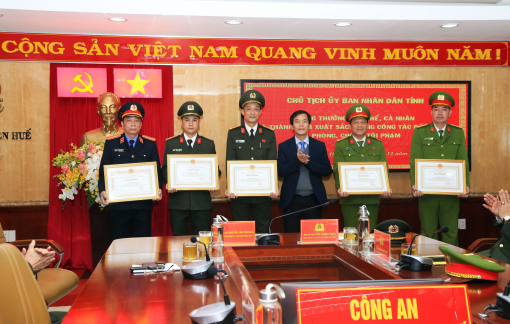 Thưởng 100 triệu đồng cho ban chuyên án phá đường dây làm giả 20.000 giấy tờ, tài liệu