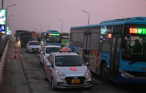 Hà Nội: Ùn tắc kéo dài hàng km, nhiều phương tiện chôn chân cả giờ đồng hồ trên cầu Thăng Long